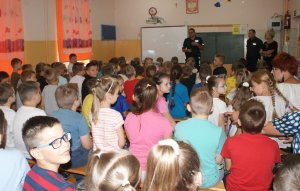 fot. dzieci słuchają porad policjantów