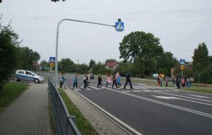 fot. dzieci na przejściu dla pieszych