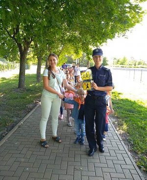 policjantka z dziećmi na chodniku