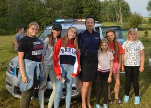 fot. policjantka z młodzieżą w Terebińcu