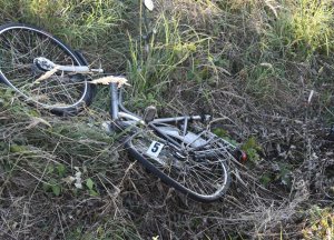 fot. uszkodzony rower, w który wjechało mitsubishi