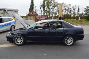 uszkodzona honda, w tle radiowóz policyjny