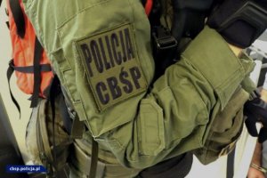 zdjęcie umundurowanego funkcjonariusza CBŚP