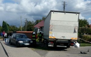 fot. zderzenie ciężarówki i samochodu osobowego