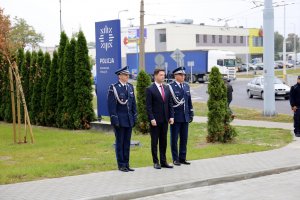 Komendant Wojewódzki Policji w Lublinie oraz Komendantem Głównym Policji i wiceministrem MSWIA stoją przed nowym komisariatem.