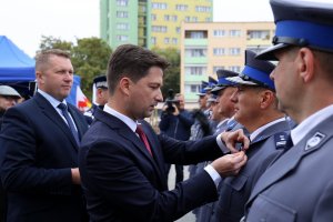 Wiceminister MSWiA oraz Wojewoda Lubelski wręczają policjantom odznaczenia.