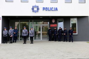 Wejście główne do szóstego komisariatu policji w Lublinie obok stoją policjanci w mundurze.