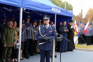 Komendant Wojewódzki Policji w Lublinie przemawia do zgromadzonych gości na uroczystym otwarciu nowego komisariatu.