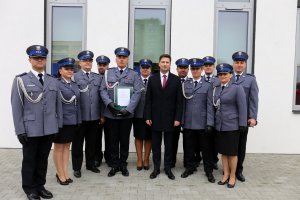 Wiceminister MSWiA i Komendant Miejski Policji stoją do zdjęcia grupowego wraz z policjantami garnizonu lubelskiego.