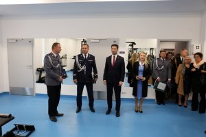 Goście zwiedzają siłownię na nowym komisariacie policji w Lublinie.