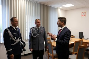W gabinecie Komendanta Komisariatu Szóstego policji w Lublinie rozmawiają wiceminister MSWiA oraz zastępca Komendanta Policji.
