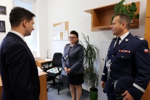 Wiceminister MSWiA oraz zastępca Komendanta Głównego Policji zwiedzają nowe pokoje policjantów z szóstki.