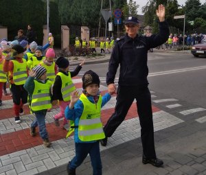 fot. Policjantka z dziećmi na drodze