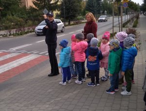 fot. Policjanta z dziećmi na drodze