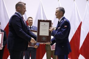 fot. komendant otrzymuje dyplom