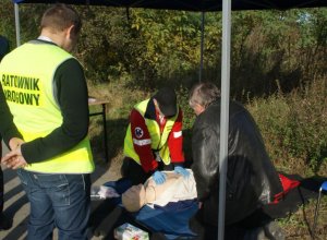 ratownicy drogowi oraz osoba kontrolowana podczas instruktażu z udzielania pomocy medycznej