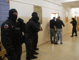 policjanci na korytarzu szkolnym