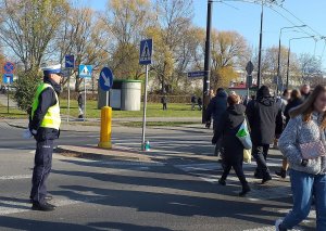 fot. policjant przy przejściu dla pieszych