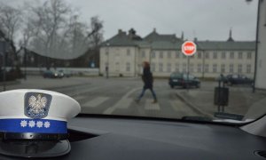 piesza przechodzi przez przejście dla pieszych