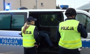 asysta zatrzymanego przez policjantów