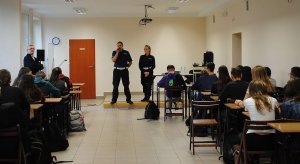 policjanci w szkole prowadza zajęcia z uczniami