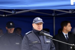 Zastępca Komendanta Głównego Policji przemawia do zgromadzonych gości.