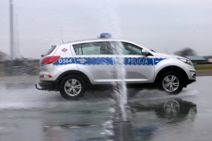 radiowóz na płycie poślizgowej