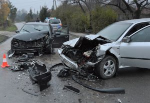 uszkodzone samochody na drodze