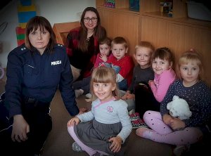 policjantka na spotkaniu z dziećmi z przedszkola