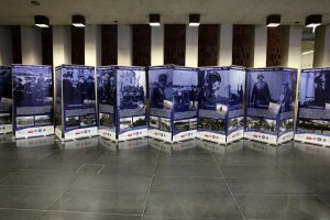 Zdjęcie zrobione w budynku Centrum Spotkania Kultur w Lublinie na korytarzu stoją banery z opisem i zdjęciami policji państwowej.