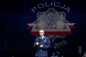 Komendant Wojewódzki Policji w Lublinie przemawia do zgromadzonych gości za nim na ścianie widoczne logo policji z napisem POLICJA 2019.