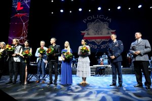 Artyści na scenie z kwiatami obok Komendant Wojewódzki Policji w Lublinie oraz jego zastępca.