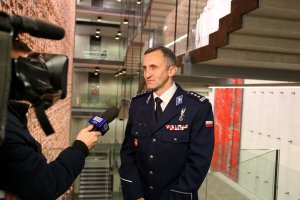 Komendant Wojewódzki Policji w Lublinie udziela wywiadu telewizji.
