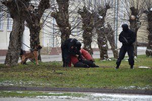fot. zatrzymanie terrorysty przez policyjnego psa służbowego, policjanci biorący udział w pozorowanym zatrzymaniu
