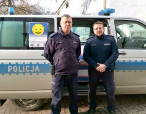 fot. policjanci przed radiowozem