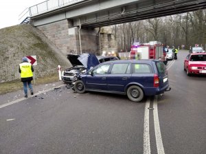 fot. Policjanci na miejscu zdarzenia drogowego.