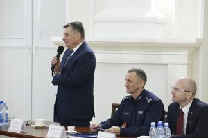 Wojewoda Lubelski przemawia do policjantów.
