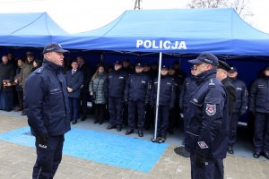 Komendant Wojewódzki Policji w Lublinie przyjmuje meldunek od dowódcy uroczystości.