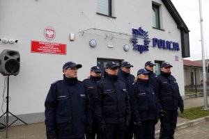 W pierwszym planie policjanci z posterunku w Sławatyczach za nimi nowy budynek policji.