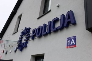 Fragment elewacji nowego budynku z napisem policja oraz tablicą z adresem ulica Długa 1A Sławatycze.