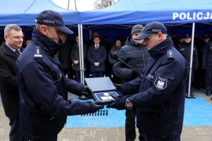 Komendant Wojewódzki Policji w Lublinie wręcza symboliczny klucz kierownikowi posterunku.