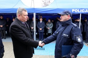 Zastępca Wojewody lubelskiego gratuluje kierownikowi nowego posterunku.