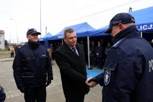 Wicewojewoda Lubelski wraz z Komendantem Wojewódzkim Policji w Lublinie gratuluje policjantowi nowego radiowozu.
