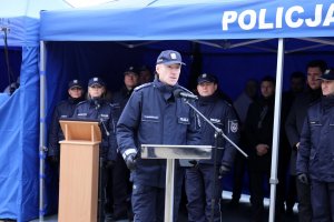 Zastępca Dyrektora Sztabu Komendy Glównej Policji młodszy inspektor Tomasz Maluszczak przemawia do zgromadzonych gosći.