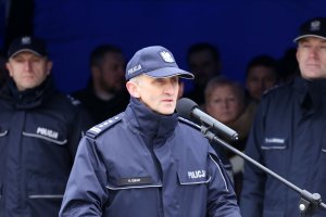 Komendant Wojewódzki Policji w Lublinie przemawia do zgromadzonych gości.