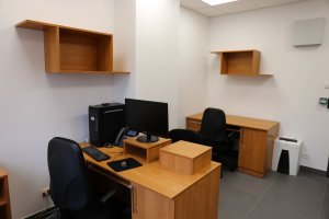 Pokój służbowy w nowym posterunku a w nim dwa biurka, komputer, krzesła, telefon.