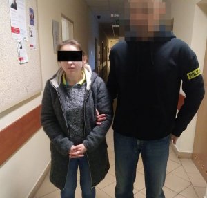 fot. Zatrzymana 32-latka i policjant