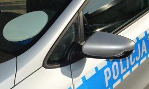 radiowóz i czapka policjanta ruchu drogowego