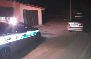 Radiowóz i zatrzymane auto sprawcy.