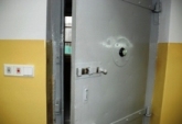 drzwi w policyjnej celi